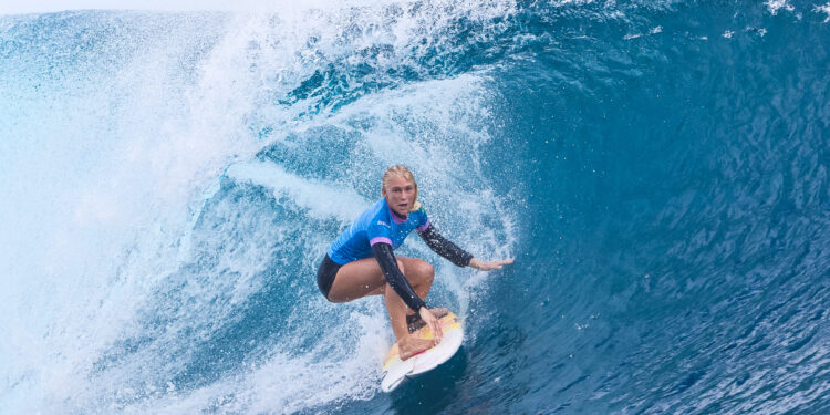 Tati Weston-Webb fica com prata no surfe feminino