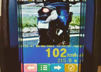 Motociclista é flagrado tentando escapar de radar colocando pé para esconder placa da moto