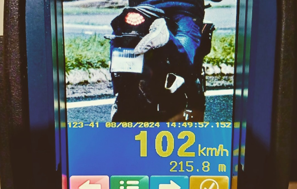 Motociclista é flagrado tentando escapar de radar colocando pé para esconder placa da moto