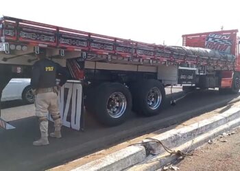 PRF flagra caminhão na BR-277 com 21 pneus sem condições de rodar, veja o vídeo