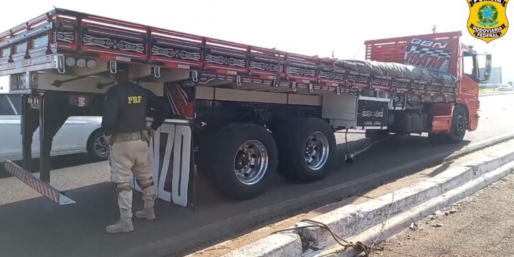 PRF flagra caminhão na BR-277 com 21 pneus sem condições de rodar, veja o vídeo