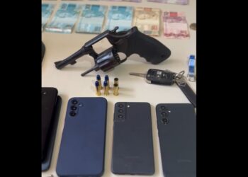 Criminosos que estavam realizando assaltos e roubaram carro, trocam tiros com a PM e vão preso