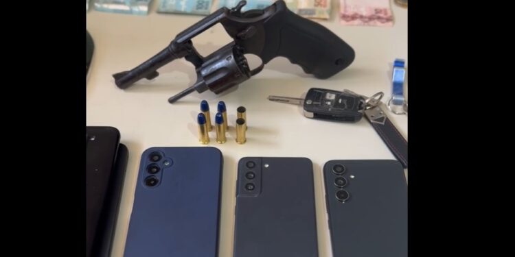 Criminosos que estavam realizando assaltos e roubaram carro, trocam tiros com a PM e vão preso