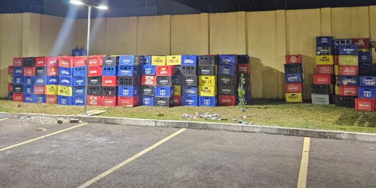 Gato por lebre! Polícia Militar descobre barracão em que criminosos colocavam rótulos de cervejas nobres em cervejas baratas