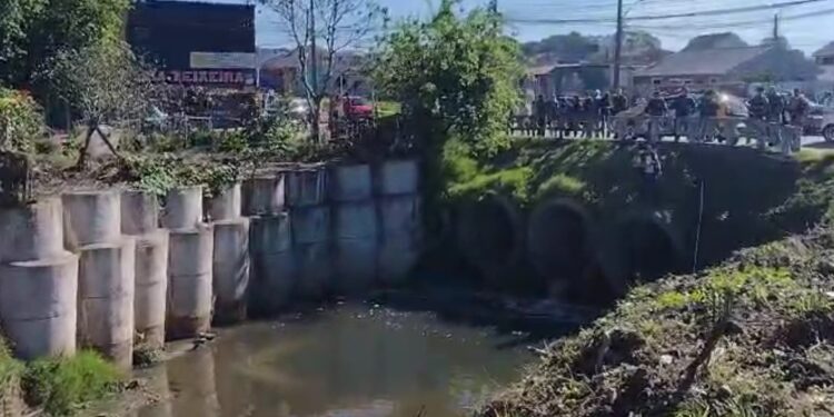 Corpo de homem é encontrado dentro de rio no Umbará