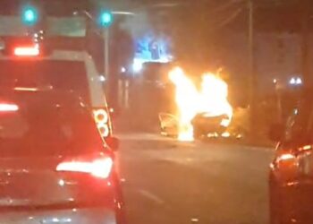 Motorista de BMW a mais de 180 km/h provoca grave acidente em Curitiba; veículo atingido explodiu no impacto, veja o vídeo