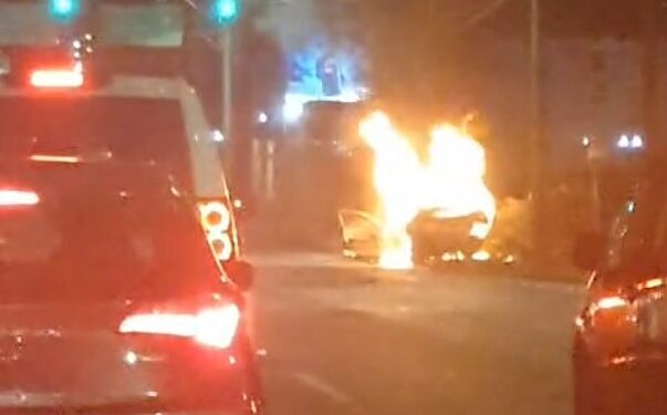 Motorista de BMW a mais de 180 km/h provoca grave acidente em Curitiba; veículo atingido explodiu no impacto, veja o vídeo