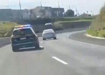 Traficante bração com carro roubado carregado de maconha, se emociona e bate carro em muro durante fuga da PRF, veja o vídeo