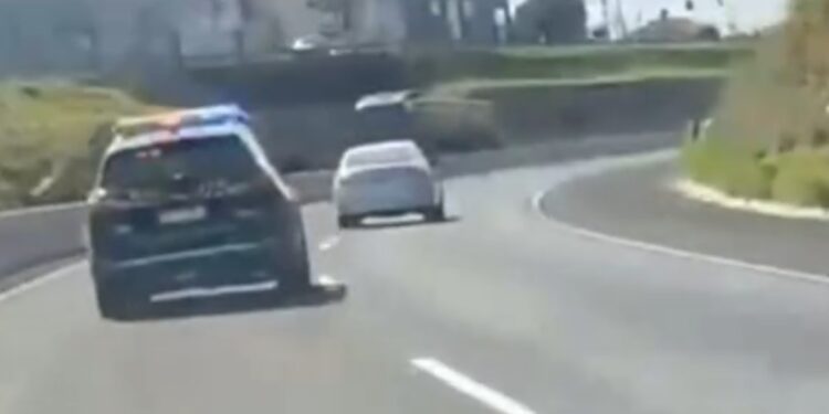 Traficante bração com carro roubado carregado de maconha, se emociona e bate carro em muro durante fuga da PRF, veja o vídeo