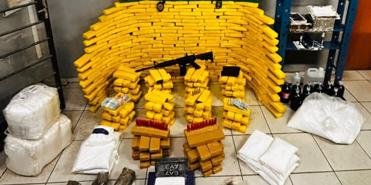 RONE apreende fuzil e grande quantidade de drogas em Colombo