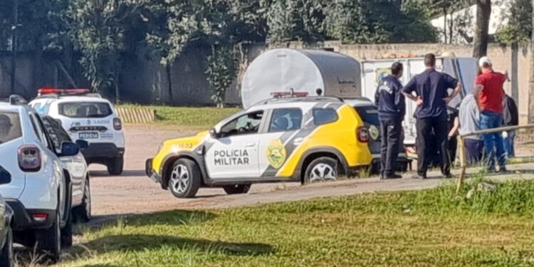 Caminhoneiro é encontrado sem vida com diversos ferimentos em pátio de empresa