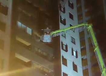 Moradores evacuam prédio após incêndio em apartamento no centro de Curitiba