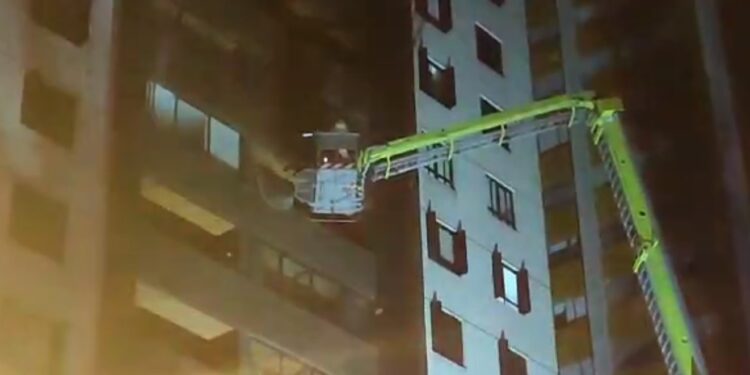 Moradores evacuam prédio após incêndio em apartamento no centro de Curitiba