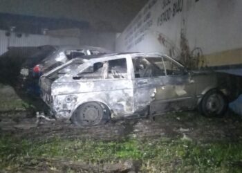 Em dia de fúria, homem coloca fogo no próprio carro, tenta atropelar e atira em policiais na RMC