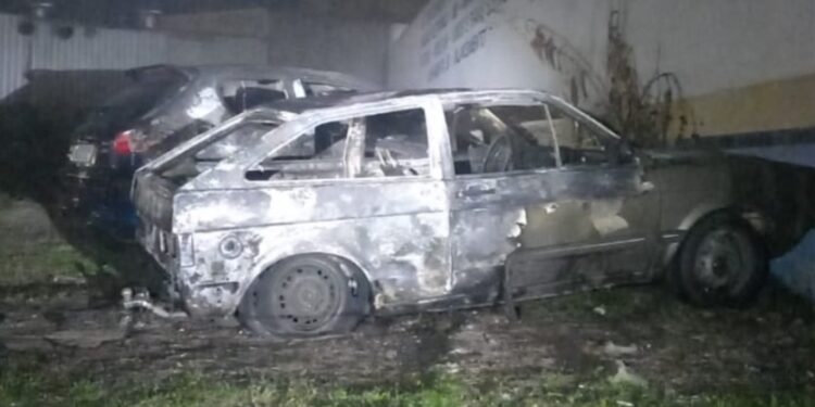 Em dia de fúria, homem coloca fogo no próprio carro, tenta atropelar e atira em policiais na RMC