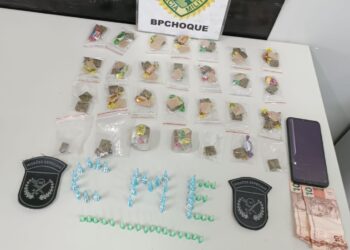 Indivíduo com drogas tenta se esconder da CHOQUE, mas acaba detido
