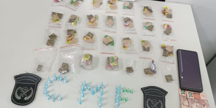 Indivíduo com drogas tenta se esconder da CHOQUE, mas acaba detido