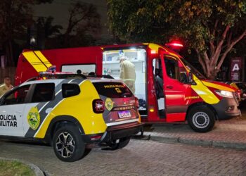 Homem é agredido, jogado em valeta e pede socorro à policiais