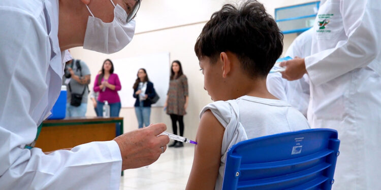 Escolas estaduais e municipais já estão participando da nova força-tarefa de vacinação