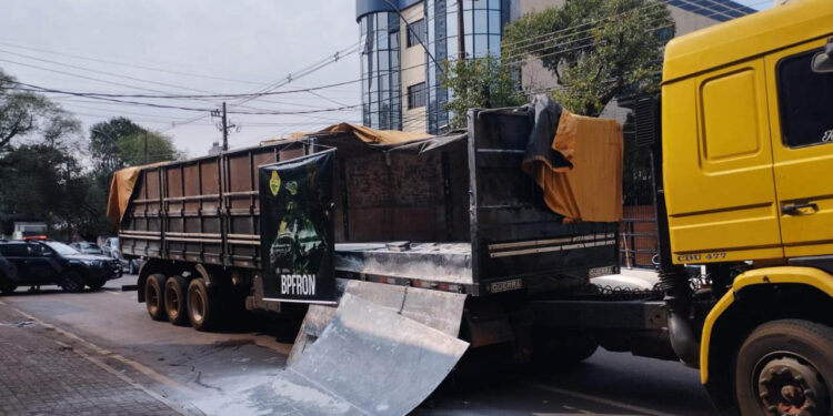 Polícia Militar apreende três toneladas de maconha em caminhão