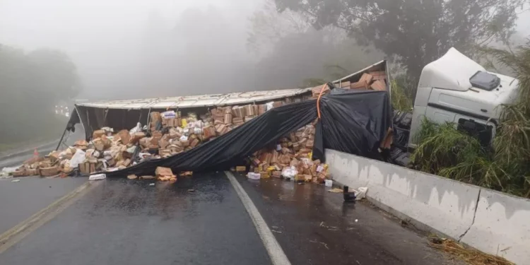Enquanto vítimas eram socorridas, população saqueou carga de caminhão envolvido em acidente fatal, no Paraná