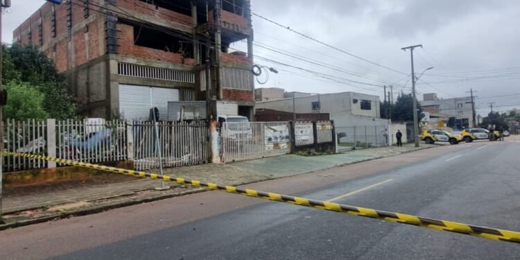 Homem morre em desabamento de escada em Curitiba