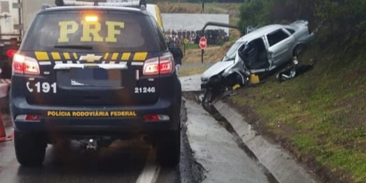 Carro sai da pista na BR-277 e mulher não resiste aos ferimentos