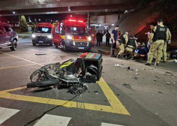 Motociclista é reanimado após colisão frontal no bairro Campo Comprido em Curitiba; Veja o vídeo