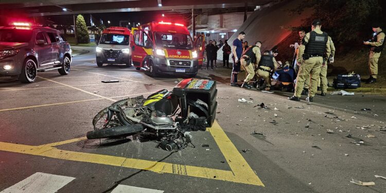 Motociclista é reanimado após colisão frontal no bairro Campo Comprido em Curitiba; Veja o vídeo