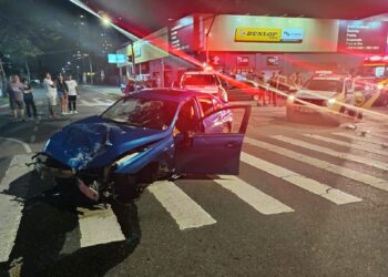 Motorista de BMW em alta velocidade colide em vários veículos no centro de São José dos Pinhais