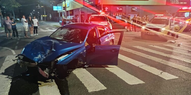 Motorista de BMW em alta velocidade colide em vários veículos no centro de São José dos Pinhais