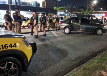 Fuga de cinema nas ruas de Curitiba, cerco policial e carro roubado é recuperado