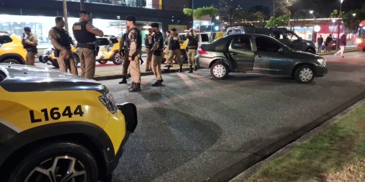 Fuga de cinema nas ruas de Curitiba, cerco policial e carro roubado é recuperado