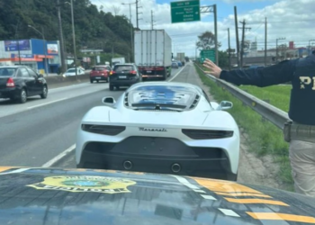 PRF flagra motorista com CNH suspensa, dirigindo carro de luxo sem placas