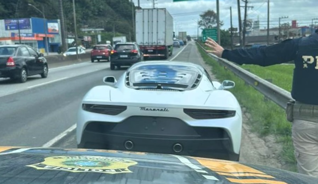 PRF flagra motorista com CNH suspensa, dirigindo carro de luxo sem placas