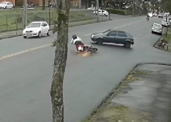 Motorista de carro provoca grave acidente e foge do local, veja o vídeo