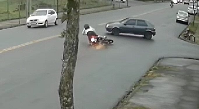 Motorista de carro provoca grave acidente e foge do local, veja o vídeo