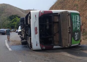 Tragédia na estrada: Ônibus que transportava jogadores de Futebol Americano do Coritiba tomba em rodovia; três morreram e quatro ficaram feridos
