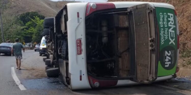 Tragédia na estrada: Ônibus que transportava jogadores de Futebol Americano do Coritiba tomba em rodovia; três morreram e quatro ficaram feridos