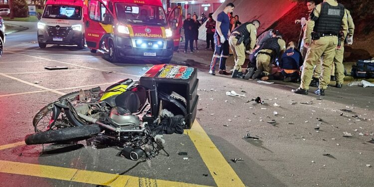 Motoboy atingindo por carro na contramão morre no hospital; motorista do carro recusou fazer o teste do bafômetro
