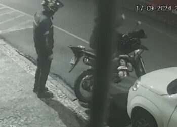 Câmera registra criminosos furtando moto no centro de Curitiba, veja o vídeo