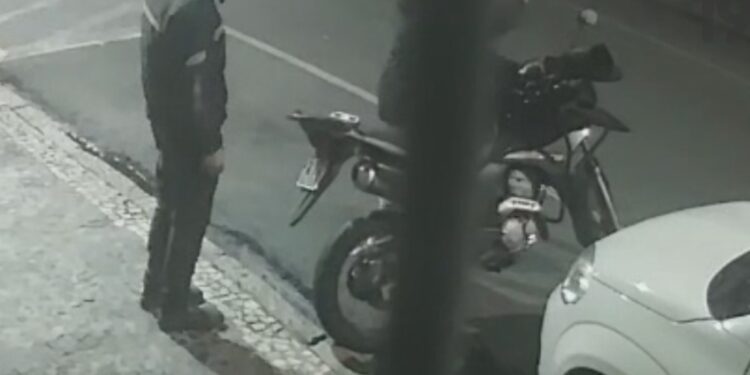 Câmera registra criminosos furtando moto no centro de Curitiba, veja o vídeo