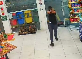 De bicicleta e pistola, criminoso assalta posto de combustíveis em frente ao quartel do Exército em Curitiba, veja o vídeo