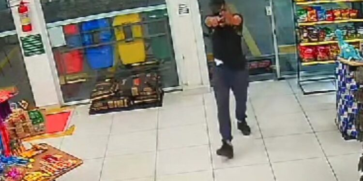 De bicicleta e pistola, criminoso assalta posto de combustíveis em frente ao quartel do Exército em Curitiba, veja o vídeo