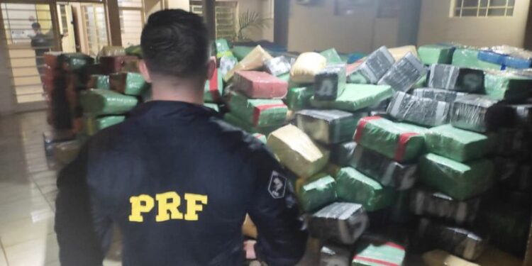 PRF apreende mais de 14 toneladas de maconha na divisa Paraná/São Paulo