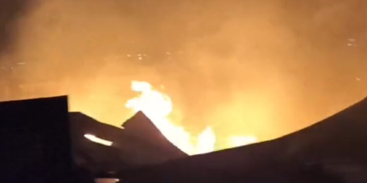 Incêndio atinge depósito de reciclagem de madeira, veja o vídeo