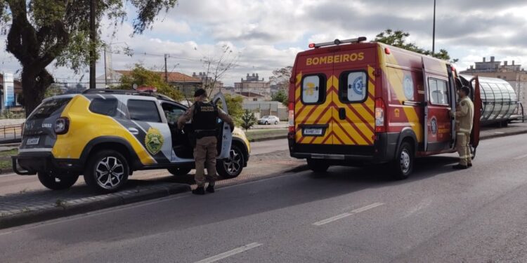 Cobrador de estação tubo é agredido durante assalto em Curitiba