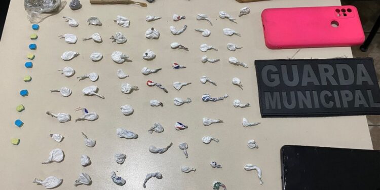 Adolescente de 14 anos é apreendido com drogas, após sua avó pedir ajuda para a Guarda Municipal para retira-lo das ruas