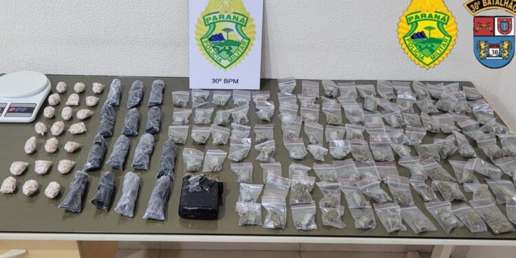 PM encontra mochila com crack, cocaína e maconha