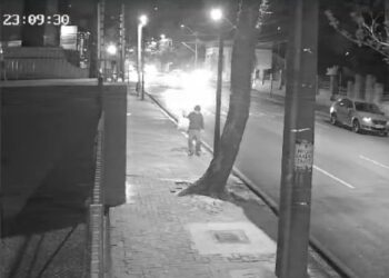 Após sofrer mal súbito e cair na rua, idoso é atropelado e motorista vai embora sem prestar socorro, veja o vídeo